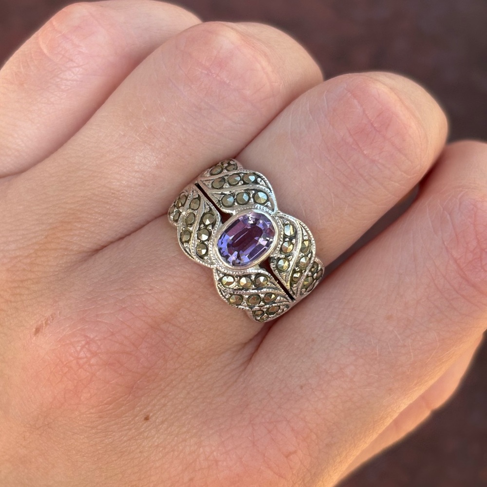 Vintage Amethyst & Marcasite Sterling Silver Ring - Picture 3 of 9